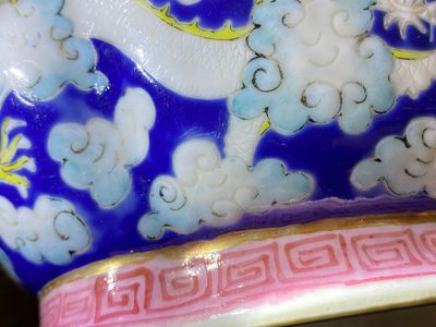 Two Chinese famille rose 'dragon' bowls and a vase with floral design, 19/20th C. — photo 12