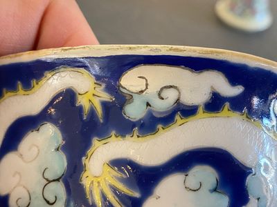 Two Chinese famille rose 'dragon' bowls and a vase with floral design, 19/20th C. — photo 13