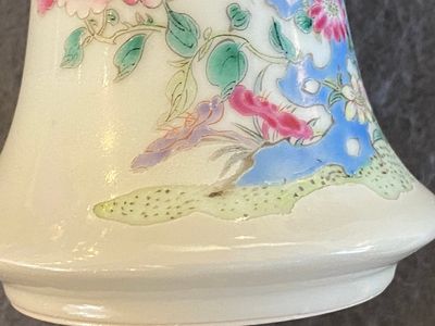 Two Chinese famille rose 'dragon' bowls and a vase with floral design, 19/20th C. — photo 18