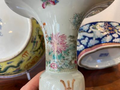 Two Chinese famille rose 'dragon' bowls and a vase with floral design, 19/20th C. — photo 5