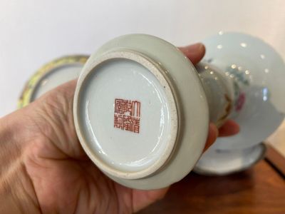 Two Chinese famille rose 'dragon' bowls and a vase with floral design, 19/20th C. — photo 7