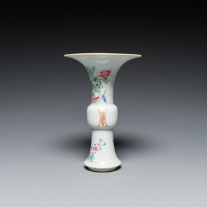 Two Chinese famille rose 'dragon' bowls and a vase with floral design, 19/20th C. — photo 5