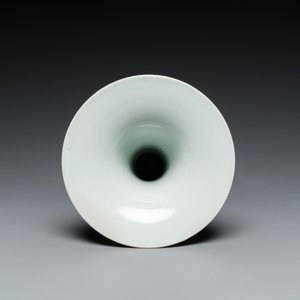 Two Chinese famille rose 'dragon' bowls and a vase with floral design, 19/20th C. — photo 7