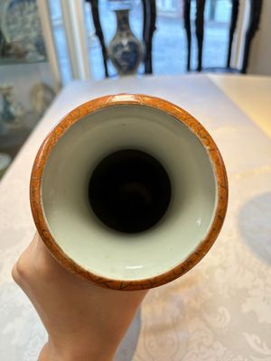 Two Chinese famille rose 'Elegant Beauties' vases, one with a Guan Yao Nei Zao 官窯內造 mark, signed Luo Su Shi 羅宿氏 and dated 1931, the other 19th C. — photo 11