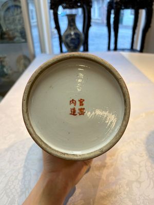 Two Chinese famille rose 'Elegant Beauties' vases, one with a Guan Yao Nei Zao 官窯內造 mark, signed Luo Su Shi 羅宿氏 and dated 1931, the other 19th C. — photo 12