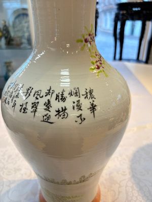 Two Chinese famille rose 'Elegant Beauties' vases, one with a Guan Yao Nei Zao 官窯內造 mark, signed Luo Su Shi 羅宿氏 and dated 1931, the other 19th C. — photo 13