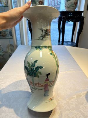 Two Chinese famille rose 'Elegant Beauties' vases, one with a Guan Yao Nei Zao 官窯內造 mark, signed Luo Su Shi 羅宿氏 and dated 1931, the other 19th C. — photo 3