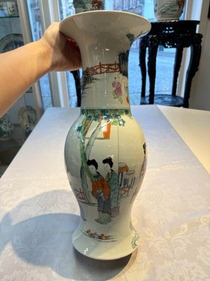 Two Chinese famille rose 'Elegant Beauties' vases, one with a Guan Yao Nei Zao 官窯內造 mark, signed Luo Su Shi 羅宿氏 and dated 1931, the other 19th C. — photo 4