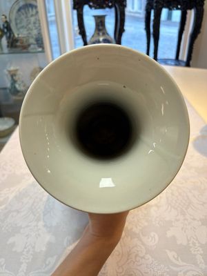 Two Chinese famille rose 'Elegant Beauties' vases, one with a Guan Yao Nei Zao 官窯內造 mark, signed Luo Su Shi 羅宿氏 and dated 1931, the other 19th C. — photo 5