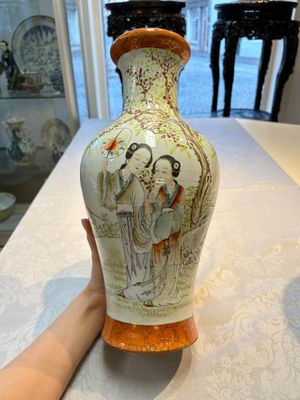 Two Chinese famille rose 'Elegant Beauties' vases, one with a Guan Yao Nei Zao 官窯內造 mark, signed Luo Su Shi 羅宿氏 and dated 1931, the other 19th C. — photo 7