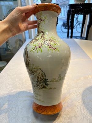 Two Chinese famille rose 'Elegant Beauties' vases, one with a Guan Yao Nei Zao 官窯內造 mark, signed Luo Su Shi 羅宿氏 and dated 1931, the other 19th C. — photo 8