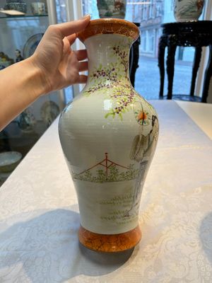 Two Chinese famille rose 'Elegant Beauties' vases, one with a Guan Yao Nei Zao 官窯內造 mark, signed Luo Su Shi 羅宿氏 and dated 1931, the other 19th C. — photo 10