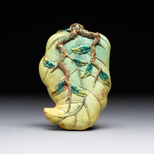 Two Chinese famille rose 'erotic' snuff bottles and a leaf-shaped saucer, 19th C. — photo 3
