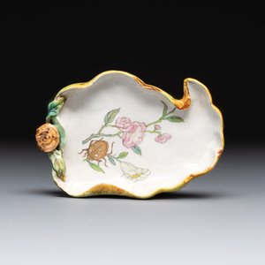 Two Chinese famille rose 'erotic' snuff bottles and a leaf-shaped saucer, 19th C. — photo 4