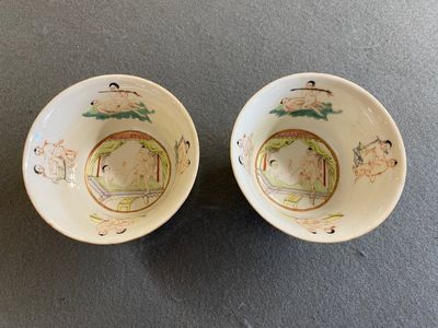 Two Chinese famille rose 'erotic subject' bowls, Kangxi mark, 19th C. — 照片 1