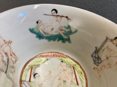 Two Chinese famille rose 'erotic subject' bowls, Kangxi mark, 19th C. — 照片 3