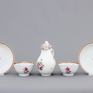 Two Chinese famille rose export cups and saucers and a cream jug with cover, Qianlong, 18th C. — photo 1