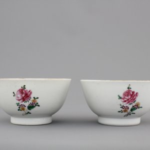 Two Chinese famille rose export cups and saucers and a cream jug with cover, Qianlong, 18th C. — photo 11
