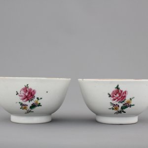 Two Chinese famille rose export cups and saucers and a cream jug with cover, Qianlong, 18th C. — photo 13