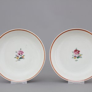 Two Chinese famille rose export cups and saucers and a cream jug with cover, Qianlong, 18th C. — photo 14