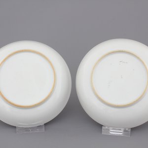 Two Chinese famille rose export cups and saucers and a cream jug with cover, Qianlong, 18th C. — photo 15