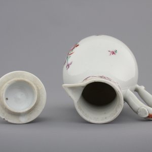 Two Chinese famille rose export cups and saucers and a cream jug with cover, Qianlong, 18th C. — photo 2