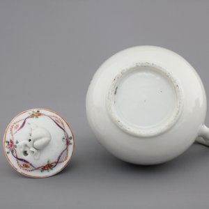 Two Chinese famille rose export cups and saucers and a cream jug with cover, Qianlong, 18th C. — photo 3