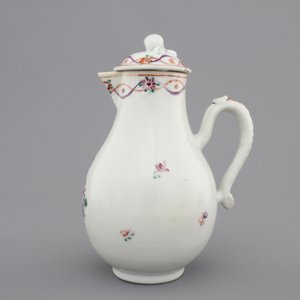 Two Chinese famille rose export cups and saucers and a cream jug with cover, Qianlong, 18th C. — photo 4