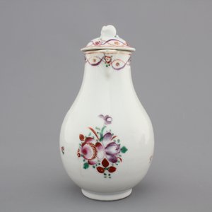 Two Chinese famille rose export cups and saucers and a cream jug with cover, Qianlong, 18th C. — photo 5