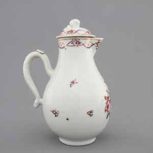 Two Chinese famille rose export cups and saucers and a cream jug with cover, Qianlong, 18th C. — photo 6