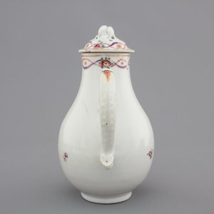 Two Chinese famille rose export cups and saucers and a cream jug with cover, Qianlong, 18th C. — photo 7
