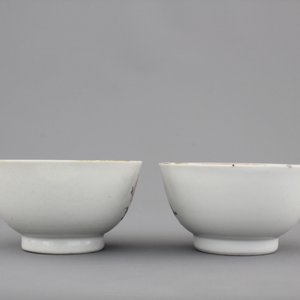 Two Chinese famille rose export cups and saucers and a cream jug with cover, Qianlong, 18th C. — photo 8