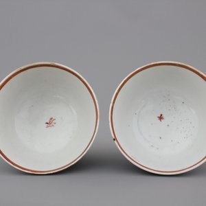 Two Chinese famille rose export cups and saucers and a cream jug with cover, Qianlong, 18th C. — photo 9