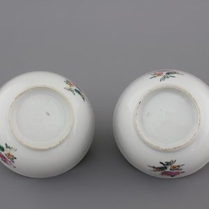 Two Chinese famille rose export cups and saucers and a cream jug with cover, Qianlong, 18th C. — photo 10
