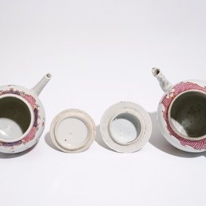 Two Chinese famille rose export porcelain teapots and covers, Qianlong — photo 6