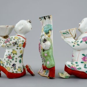 Two Chinese famille rose figures and a wall vase, 18/19th C. — photo 5
