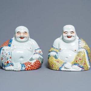 Two Chinese famille rose figures of Buddha, seal mark and workshop mark, 19th C. — 照片 1
