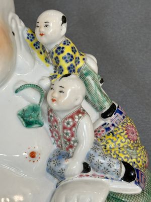 Two Chinese famille rose figures of Buddha, Zhu Mao Ji Zao 朱茂記造 and Zhu Yitai 朱義泰 mark, Republic — photo 13