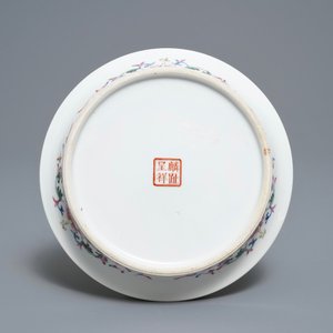 Two Chinese famille rose hat stands and a jardinière, 19/20th C. — 照片 3
