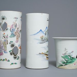 Two Chinese famille rose hat stands and a jardinière, 19/20th C. — 照片 5