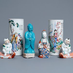 Two Chinese famille rose hat stands and four various figures, 19/20th C. — photo 1