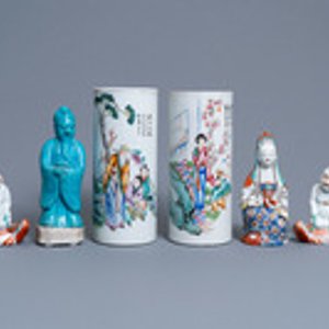 Two Chinese famille rose hat stands and four various figures, 19/20th C. — photo 2