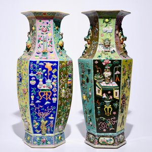Two Chinese famille rose hexagonal relief-decorated vases, 19th C. — 照片 3
