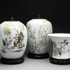Two Chinese famille rose jars and a brush pot, signed Ju Yi Tai 聚義泰, 'B.E.E. CHINESE RESTAURANT' mark, one dated 1924, 20th C. — photo 1