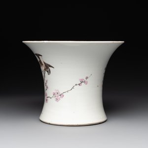 Two Chinese famille rose jars and a brush pot, signed Ju Yi Tai 聚義泰, 'B.E.E. CHINESE RESTAURANT' mark, one dated 1924, 20th C. — photo 11