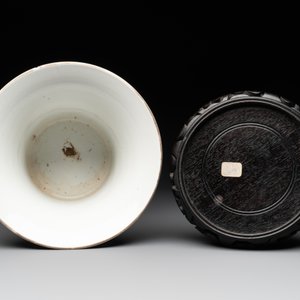 Two Chinese famille rose jars and a brush pot, signed Ju Yi Tai 聚義泰, 'B.E.E. CHINESE RESTAURANT' mark, one dated 1924, 20th C. — photo 13