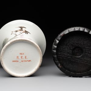 Two Chinese famille rose jars and a brush pot, signed Ju Yi Tai 聚義泰, 'B.E.E. CHINESE RESTAURANT' mark, one dated 1924, 20th C. — photo 14