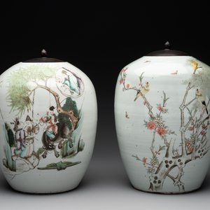 Two Chinese famille rose jars and a brush pot, signed Ju Yi Tai 聚義泰, 'B.E.E. CHINESE RESTAURANT' mark, one dated 1924, 20th C. — photo 2