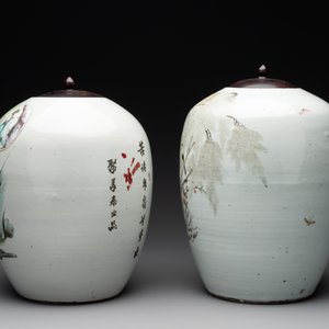 Two Chinese famille rose jars and a brush pot, signed Ju Yi Tai 聚義泰, 'B.E.E. CHINESE RESTAURANT' mark, one dated 1924, 20th C. — photo 3
