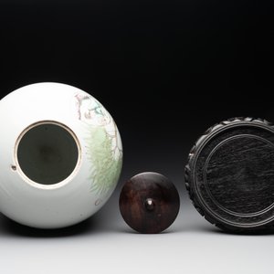 Two Chinese famille rose jars and a brush pot, signed Ju Yi Tai 聚義泰, 'B.E.E. CHINESE RESTAURANT' mark, one dated 1924, 20th C. — photo 6